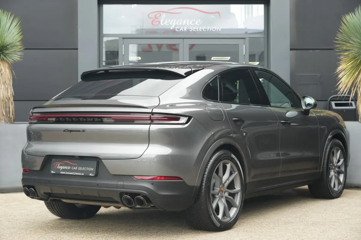 3.0 S E-Hybrid | 520PK | Pano | SportChrono | HUD | 360° Camera Porsche Cayenne S E-Hybrid Coupé | 3.0 V6 Turbo Plug-in Hybrid | 520 PK | 750 Nm | 0-100 km/u 4,7 sec. | 263 km/u | 4WD | 8-