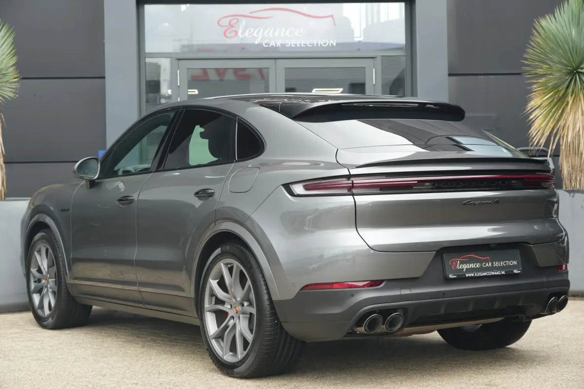 3.0 S E-Hybrid | 520PK | Pano | SportChrono | HUD | 360° Camera Porsche Cayenne S E-Hybrid Coupé | 3.0 V6 Turbo Plug-in Hybrid | 520 PK | 750 Nm | 0-100 km/u 4,7 sec. | 263 km/u | 4WD | 8-