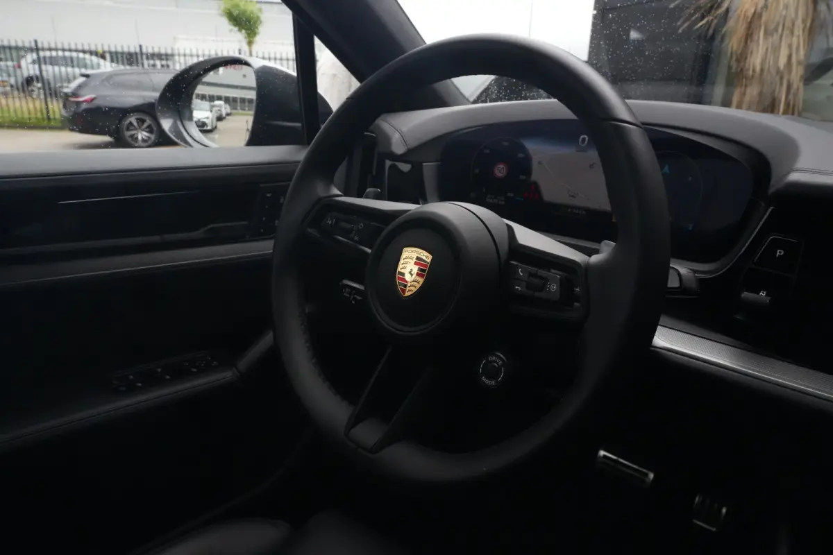 3.0 S E-Hybrid | 520PK | Pano | SportChrono | HUD | 360° Camera Porsche Cayenne S E-Hybrid Coupé | 3.0 V6 Turbo Plug-in Hybrid | 520 PK | 750 Nm | 0-100 km/u 4,7 sec. | 263 km/u | 4WD | 8-