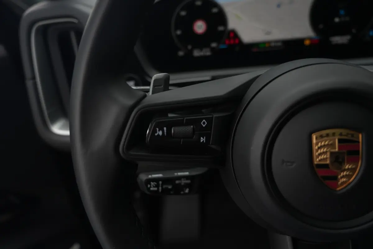 3.0 S E-Hybrid | 520PK | Pano | SportChrono | HUD | 360° Camera Porsche Cayenne S E-Hybrid Coupé | 3.0 V6 Turbo Plug-in Hybrid | 520 PK | 750 Nm | 0-100 km/u 4,7 sec. | 263 km/u | 4WD | 8-