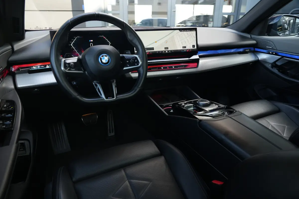 530e M Sport | 300PK | Pano | HarmanKardon | 360° | HUD | BMW 530e Touring M Sport 300 PK Plug-in Hybrid met 2.0 viercilinder, panoramadak, Head-Up Display, 360° camera, adaptieve cruise c