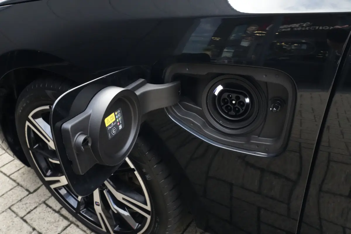 530e M Sport | 300PK | Pano | HarmanKardon | 360° | HUD | BMW 530e Touring M Sport 300 PK Plug-in Hybrid met 2.0 viercilinder, panoramadak, Head-Up Display, 360° camera, adaptieve cruise c
