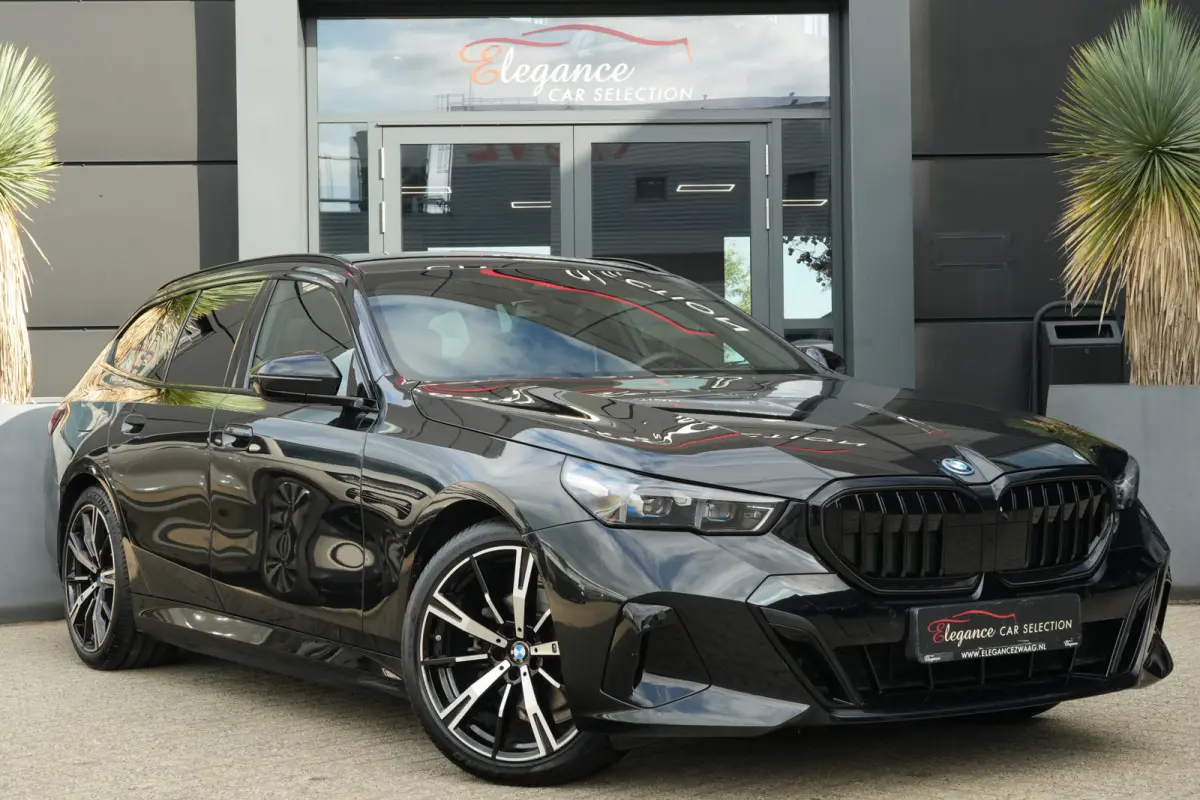 530e M Sport | 300PK | Pano | HarmanKardon | 360° | HUD | BMW 530e Touring M Sport 300 PK Plug-in Hybrid met 2.0 viercilinder, panoramadak, Head-Up Display, 360° camera, adaptieve cruise c
