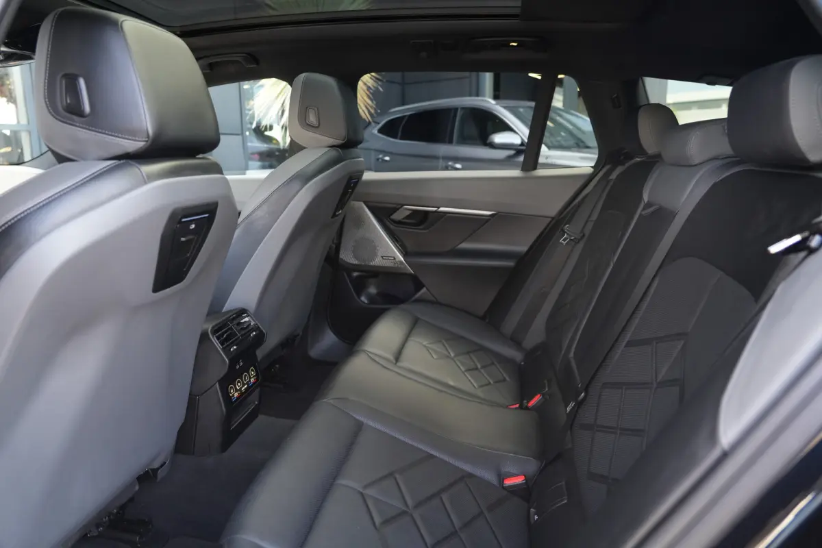 530e M Sport | 300PK | Pano | HarmanKardon | 360° | HUD | BMW 530e Touring M Sport 300 PK Plug-in Hybrid met 2.0 viercilinder, panoramadak, Head-Up Display, 360° camera, adaptieve cruise c