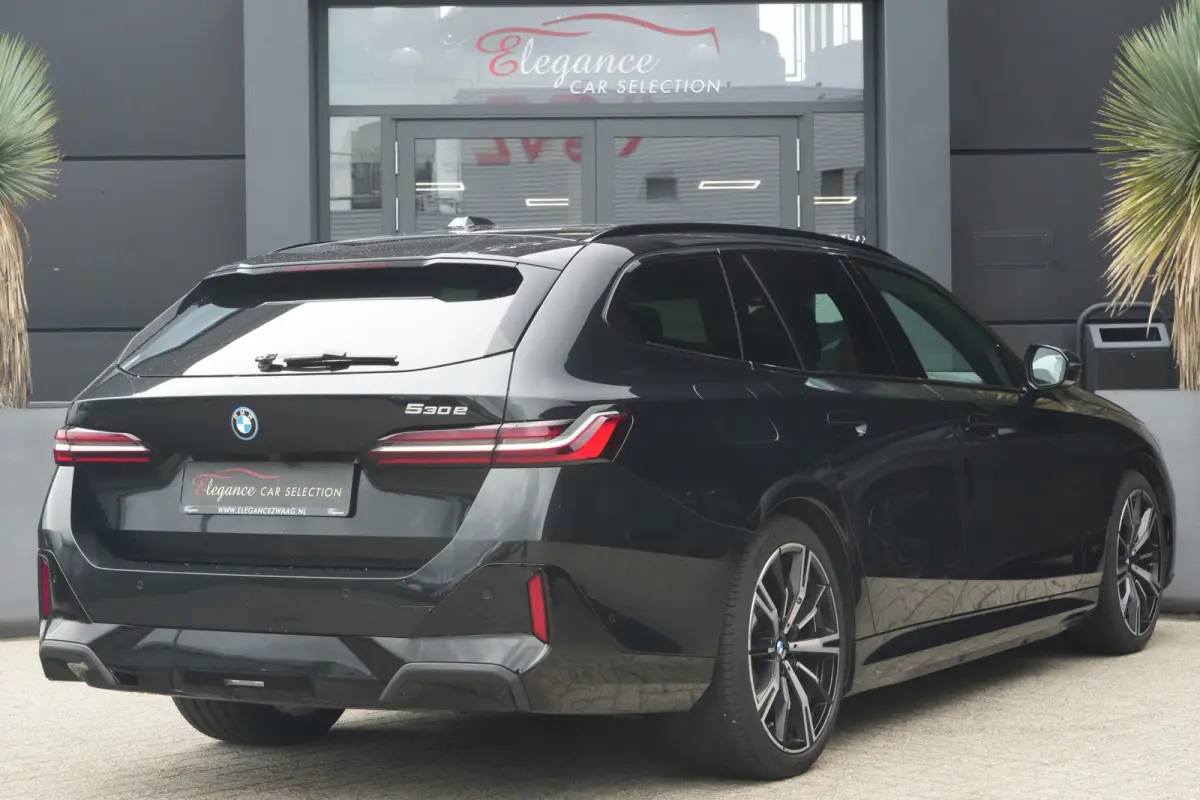 530e M Sport | 300PK | Pano | HarmanKardon | 360° | HUD | BMW 530e Touring M Sport 300 PK Plug-in Hybrid met 2.0 viercilinder, panoramadak, Head-Up Display, 360° camera, adaptieve cruise c