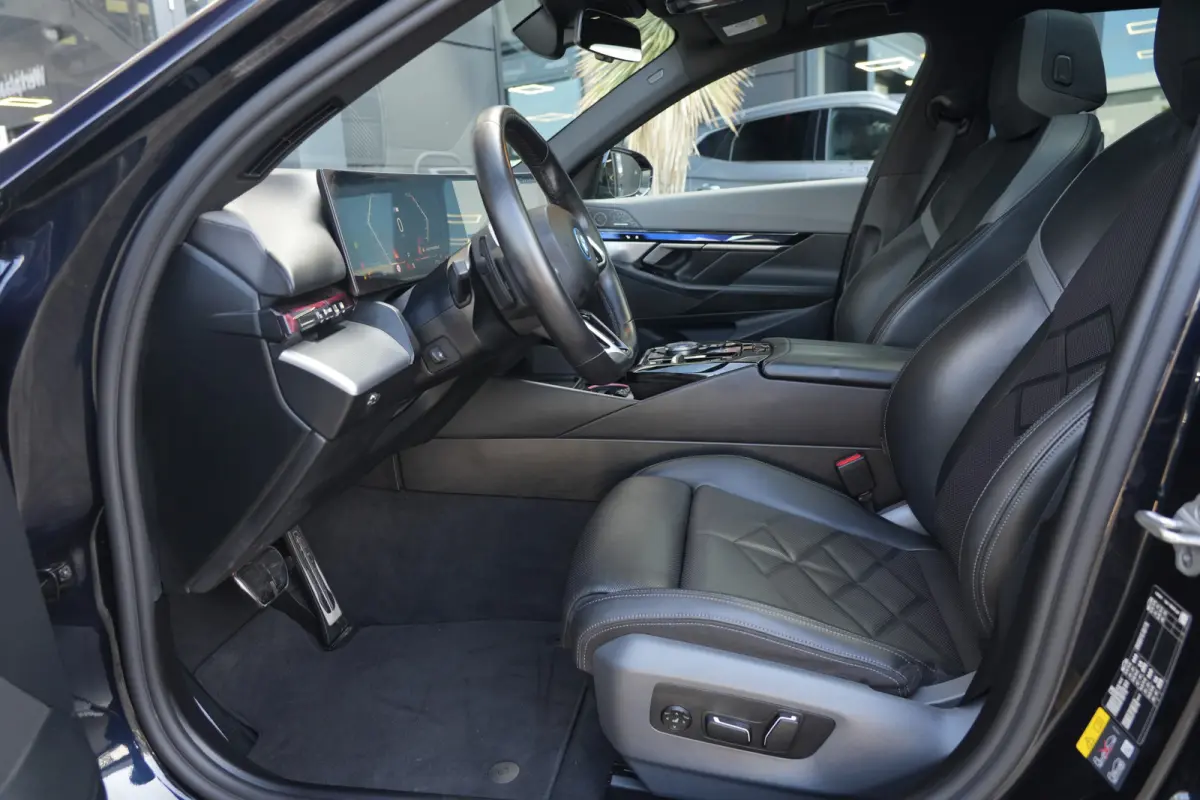 530e M Sport | 300PK | Pano | HarmanKardon | 360° | HUD | BMW 530e Touring M Sport 300 PK Plug-in Hybrid met 2.0 viercilinder, panoramadak, Head-Up Display, 360° camera, adaptieve cruise c