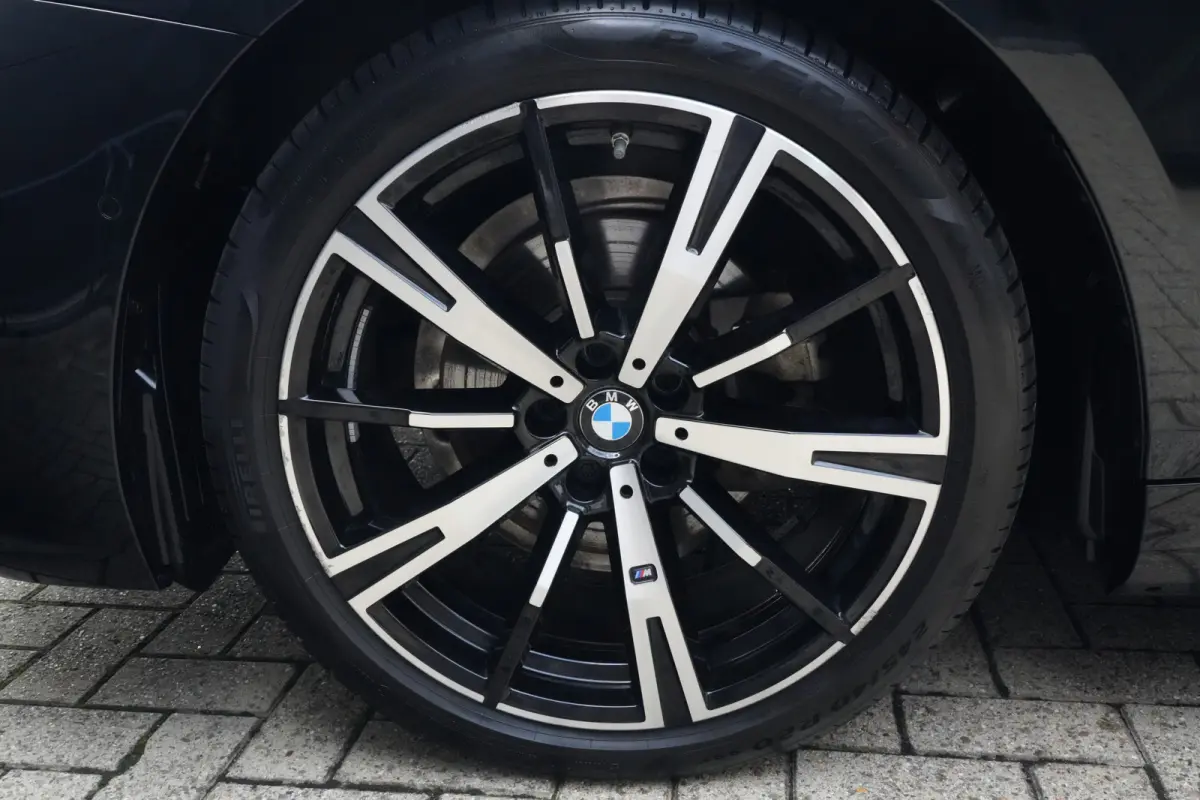 530e M Sport | 300PK | Pano | HarmanKardon | 360° | HUD | BMW 530e Touring M Sport 300 PK Plug-in Hybrid met 2.0 viercilinder, panoramadak, Head-Up Display, 360° camera, adaptieve cruise c
