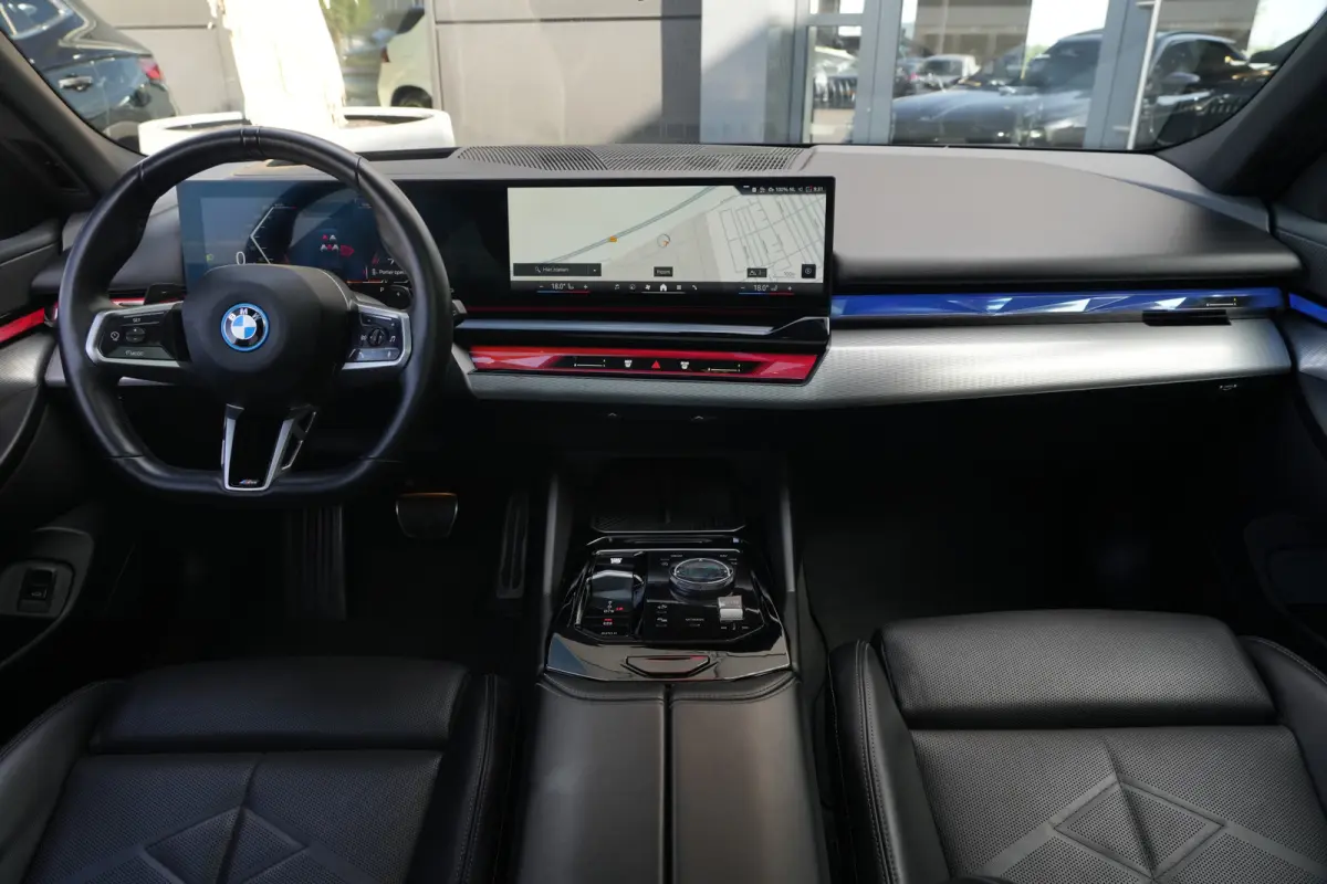 530e M Sport | 300PK | Pano | HarmanKardon | 360° | HUD | BMW 530e Touring M Sport 300 PK Plug-in Hybrid met 2.0 viercilinder, panoramadak, Head-Up Display, 360° camera, adaptieve cruise c