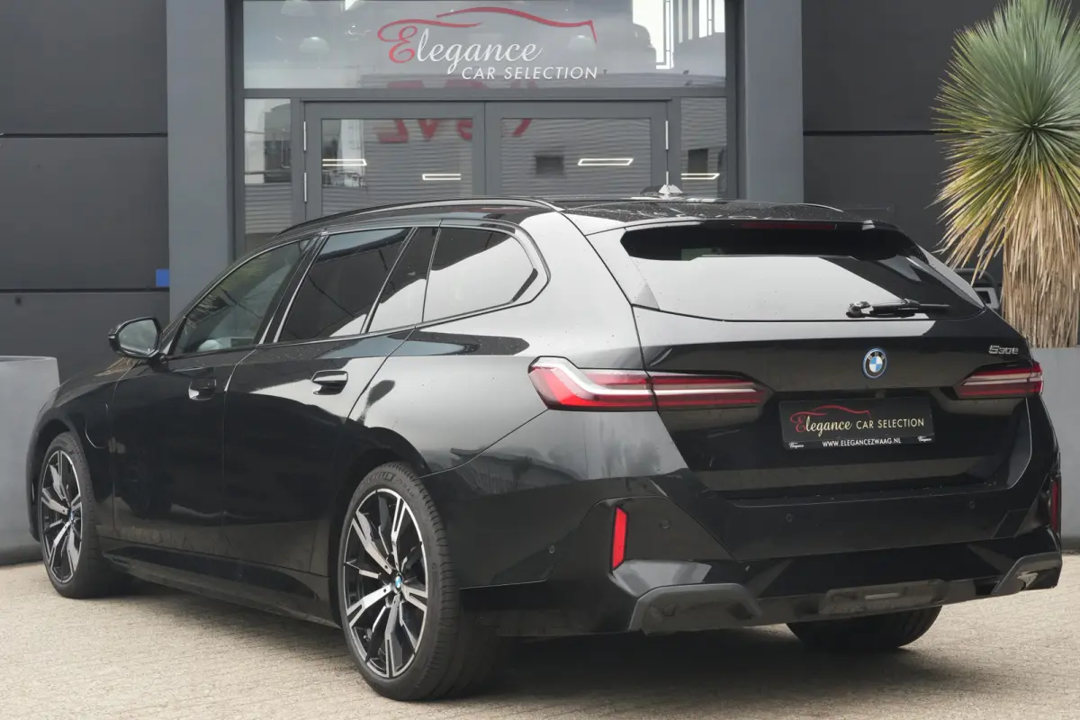 530e M Sport | 300PK | Pano | HarmanKardon | 360° | HUD | BMW 530e Touring M Sport 300 PK Plug-in Hybrid met 2.0 viercilinder, panoramadak, Head-Up Display, 360° camera, adaptieve cruise c