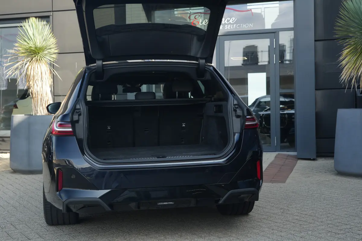 530e M Sport | 300PK | Pano | HarmanKardon | 360° | HUD | BMW 530e Touring M Sport 300 PK Plug-in Hybrid met 2.0 viercilinder, panoramadak, Head-Up Display, 360° camera, adaptieve cruise c