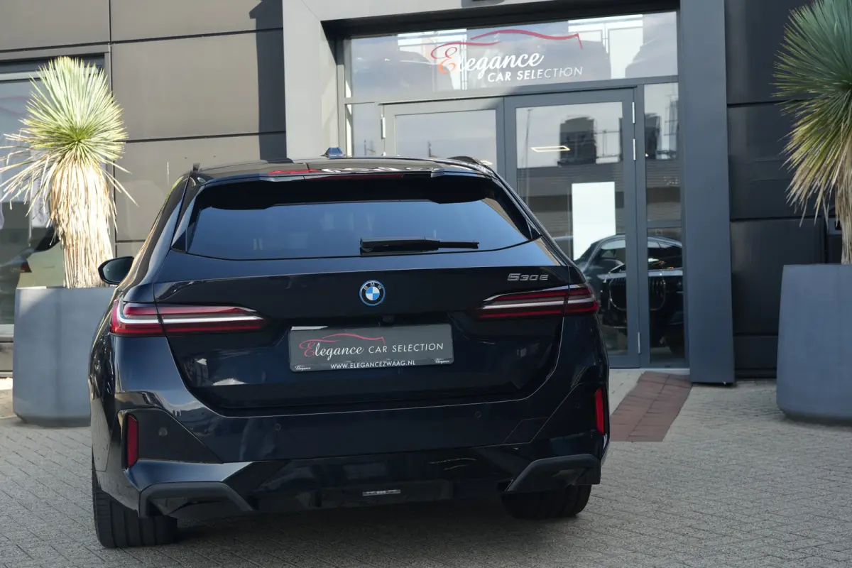 530e M Sport | 300PK | Pano | HarmanKardon | 360° | HUD | BMW 530e Touring M Sport 300 PK Plug-in Hybrid met 2.0 viercilinder, panoramadak, Head-Up Display, 360° camera, adaptieve cruise c