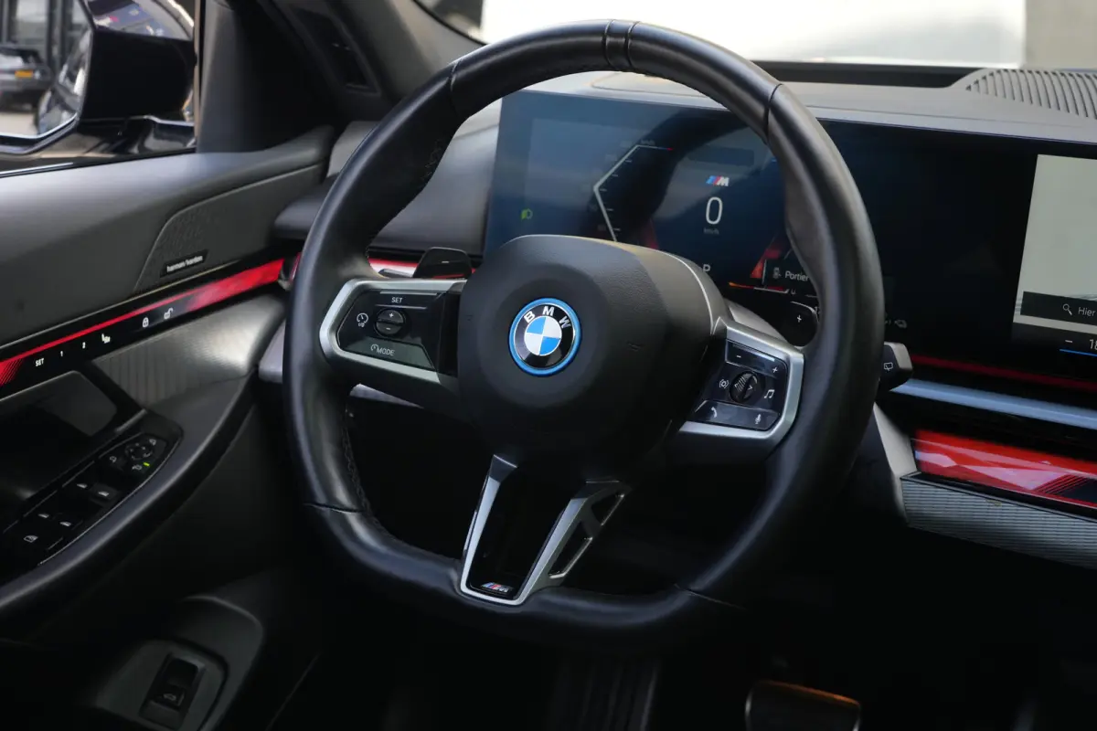 530e M Sport | 300PK | Pano | HarmanKardon | 360° | HUD | BMW 530e Touring M Sport 300 PK Plug-in Hybrid met 2.0 viercilinder, panoramadak, Head-Up Display, 360° camera, adaptieve cruise c