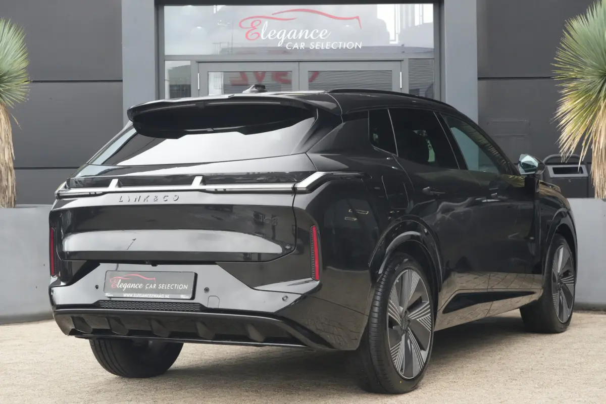 1.5 More | 350 PK | 200 KM EV | PANO | MASSAGE | HARMAN KARDON | 360° CAMERA Deze zeer complete 08 More beschikt over een krachtige plug-in hybride aandrijflijn met 345 PK en 615 Nm koppel.