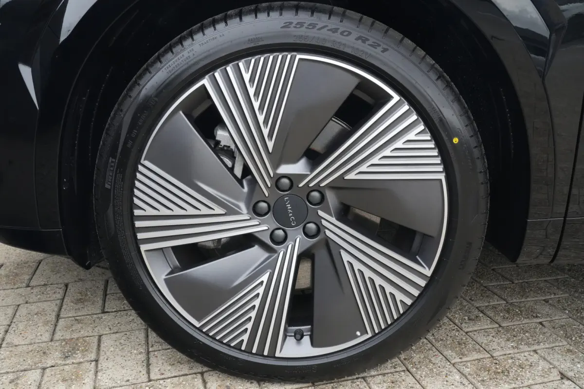 1.5 More | 350 PK | 200 KM EV | PANO | MASSAGE | HARMAN KARDON | 360° CAMERA Deze zeer complete 08 More beschikt over een krachtige plug-in hybride aandrijflijn met 345 PK en 615 Nm koppel.