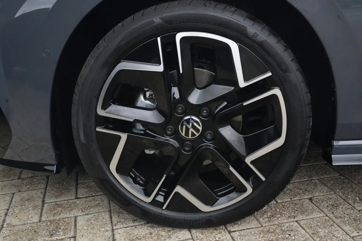 1.5 eTSI R-Line Edition | 150 PK | DSG | PANO | 360° CAMERA | LED | ACC Sportief, modern en bijzonder compleet: deze Volkswagen Golf 1.5 eTSI R-Line uit 2026 combineert de sportieve uitstra