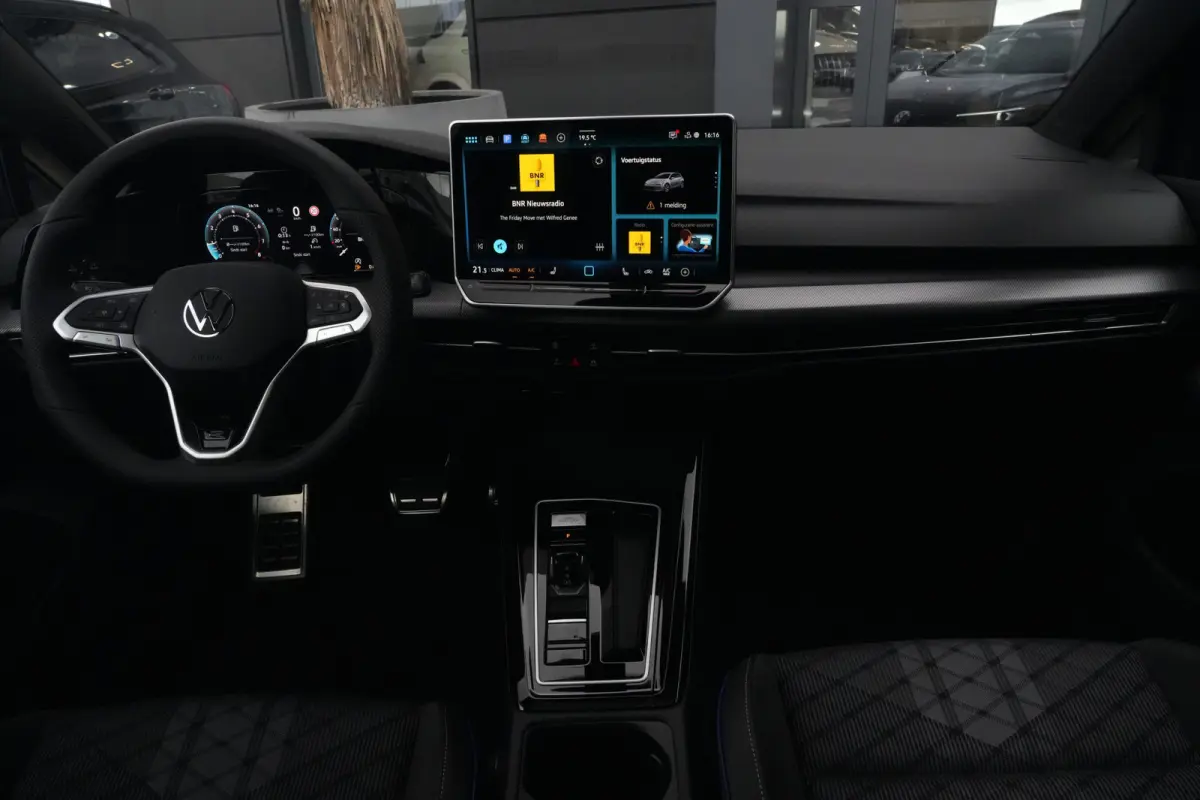 1.5 eTSI R-Line Edition | 150 PK | DSG | PANO | 360° | Adaptive Cruise Control | Sportief, modern en bijzonder compleet: deze Volkswagen Golf 1.5 eTSI R-Line uit 2026 combineert de sportiev