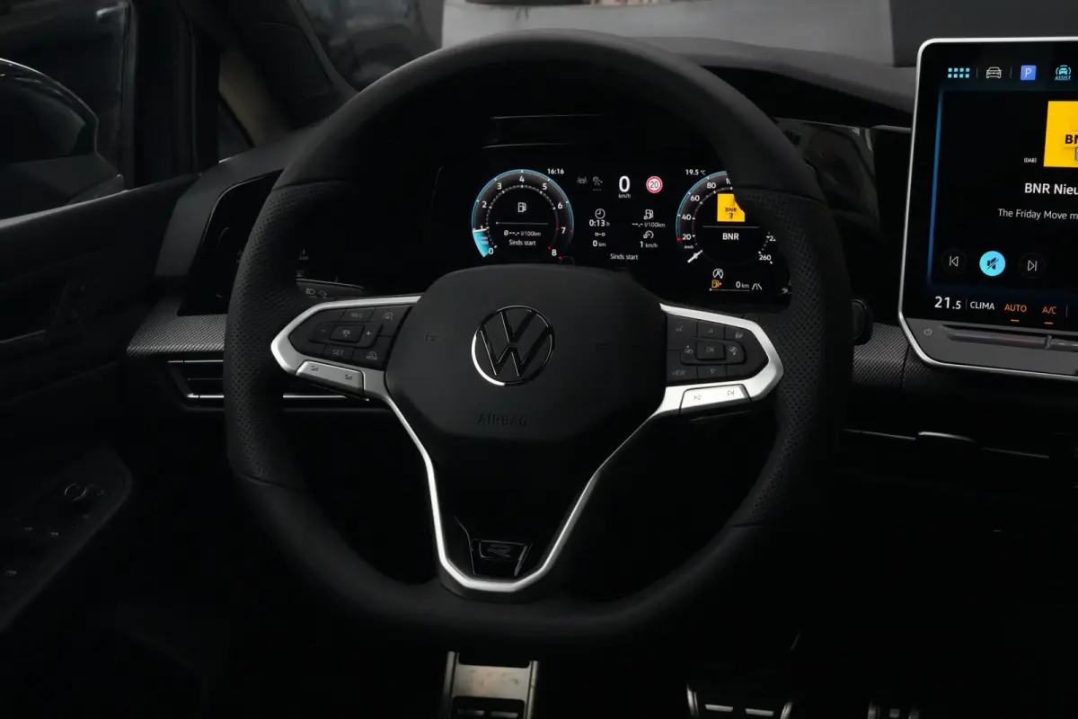 1.5 eTSI R-Line Edition | 150 PK | DSG | PANO | 360° | Adaptive Cruise Control | Sportief, modern en bijzonder compleet: deze Volkswagen Golf 1.5 eTSI R-Line uit 2026 combineert de sportiev