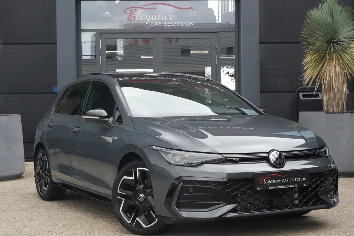 1.5 eTSI R-Line Edition | 150 PK | DSG | PANO | 360° | Adaptive Cruise Control | Sportief, modern en bijzonder compleet: deze Volkswagen Golf 1.5 eTSI R-Line uit 2026 combineert de sportiev