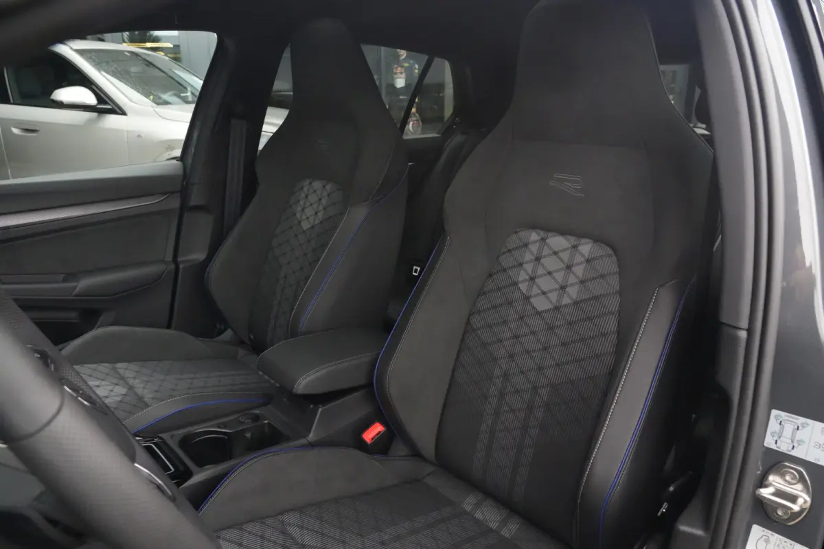 1.5 eTSI R-Line Edition | 150 PK | DSG | PANO | 360° | Adaptive Cruise Control | Sportief, modern en bijzonder compleet: deze Volkswagen Golf 1.5 eTSI R-Line uit 2026 combineert de sportiev