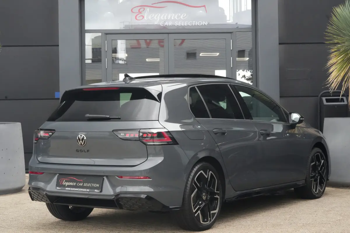 1.5 eTSI R-Line Edition | 150 PK | DSG | PANO | 360° | Adaptive Cruise Control | Sportief, modern en bijzonder compleet: deze Volkswagen Golf 1.5 eTSI R-Line uit 2026 combineert de sportiev