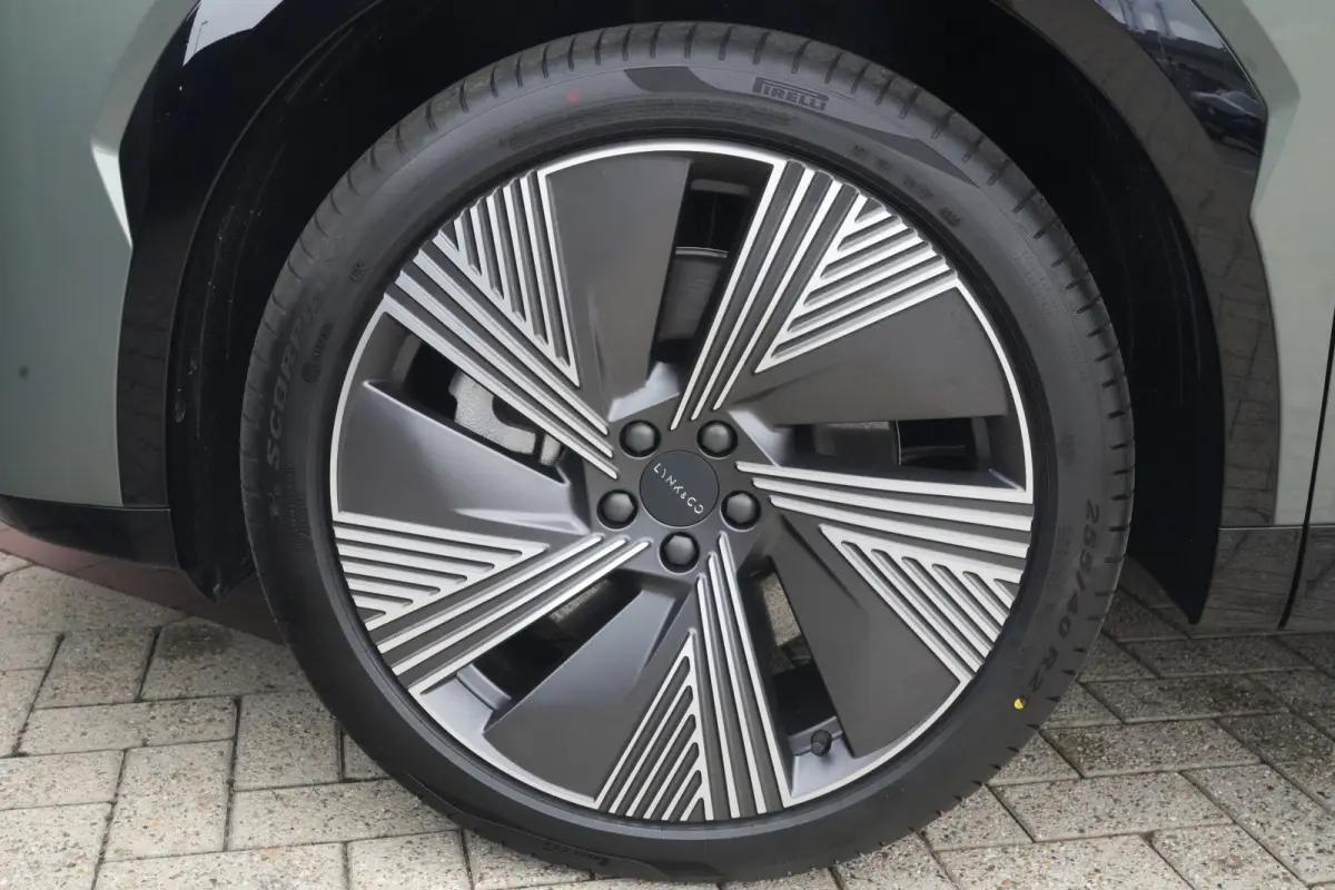 1.5 More | 350 PK | 200 KM EV | PANO | HARMAN KARDON | 360° | MASSAGE Deze zeer complete 08 More beschikt over een krachtige plug-in hybride aandrijflijn met 345 PK en 615 Nm koppel. Dankzi