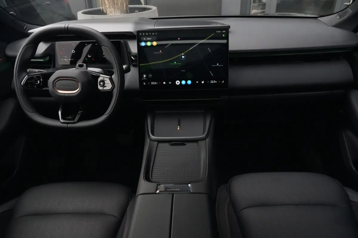 1.5 More | 350 PK | 200 KM EV | PANO | HARMAN KARDON | 360° | MASSAGE Deze zeer complete 08 More beschikt over een krachtige plug-in hybride aandrijflijn met 345 PK en 615 Nm koppel. Dankzi