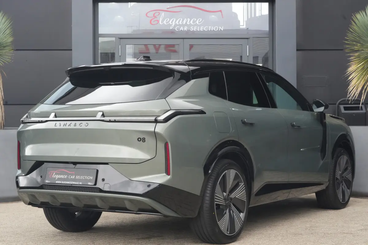 1.5 More | 350 PK | 200 KM EV | PANO | HARMAN KARDON | 360° | MASSAGE Deze zeer complete 08 More beschikt over een krachtige plug-in hybride aandrijflijn met 345 PK en 615 Nm koppel. Dankzi