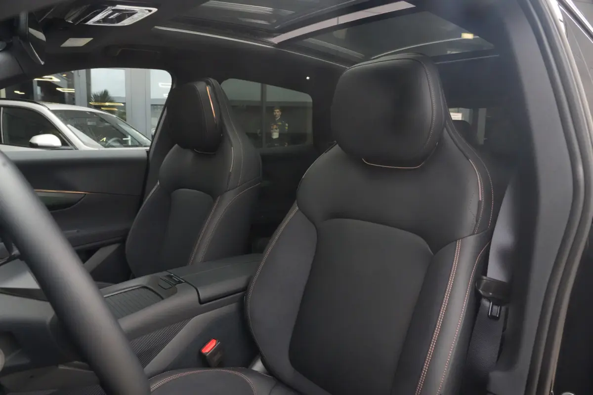 1.5 More | 350 PK | 200 KM EV | PANO | HARMAN KARDON | 360° | MASSAGE Deze zeer complete 08 More beschikt over een krachtige plug-in hybride aandrijflijn met 345 PK en 615 Nm koppel. Dankzi