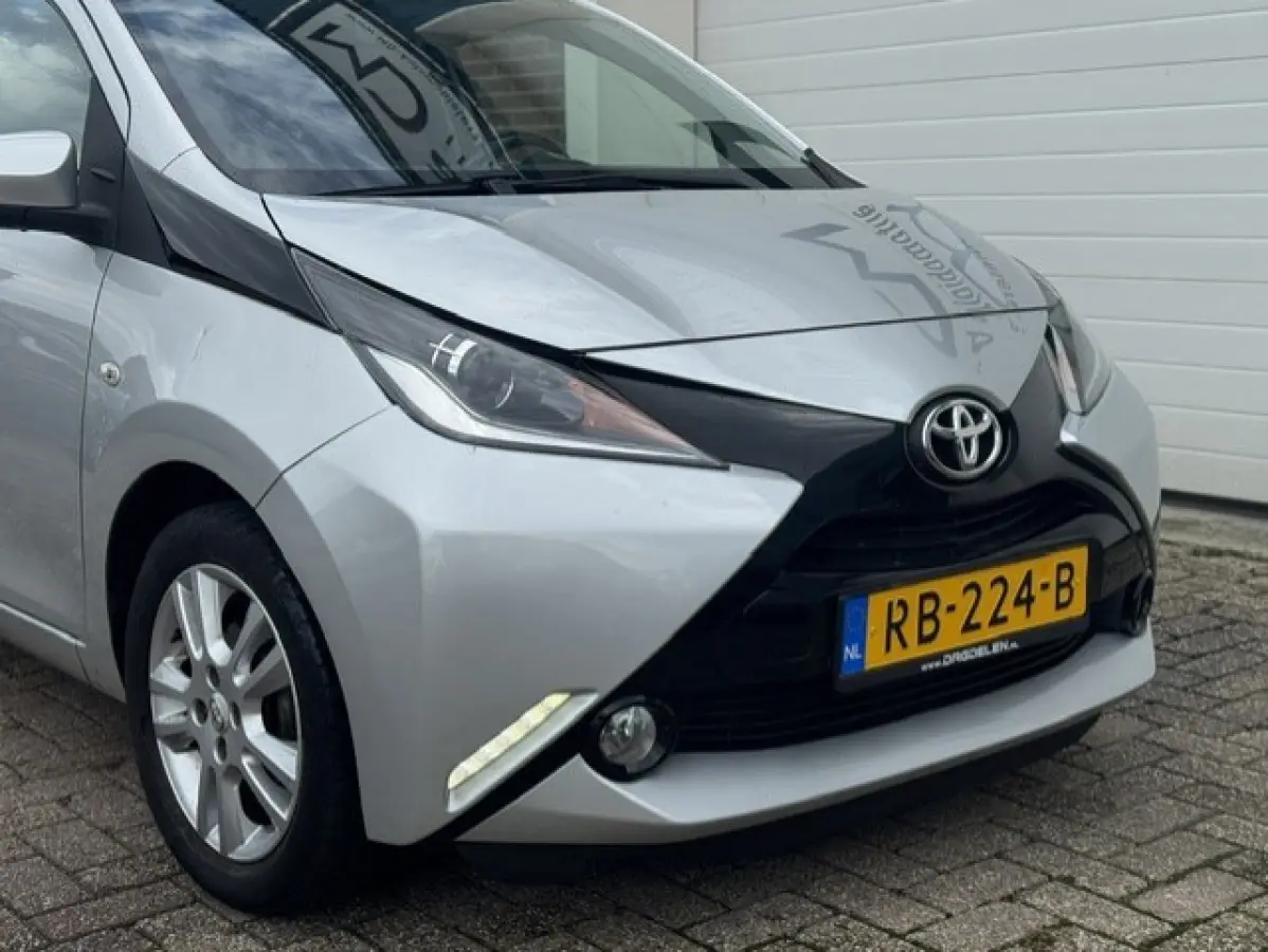 1.0 VVT-i x-joy - Cruise - Carplay - Navi - NAP