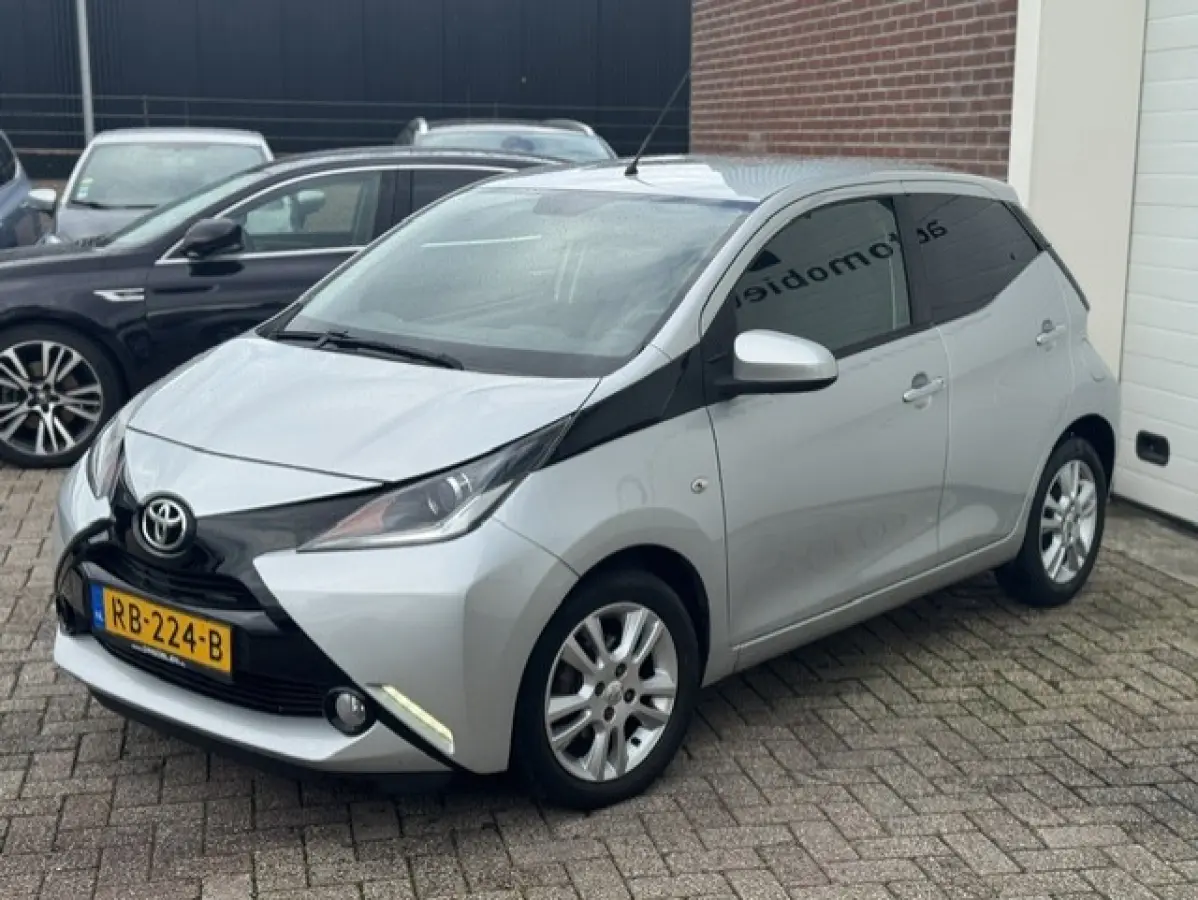 1.0 VVT-i x-joy - Cruise - Carplay - Navi - NAP