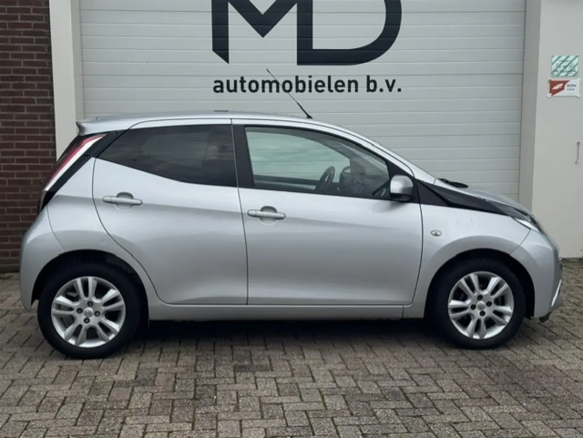 1.0 VVT-i x-joy - Cruise - Carplay - Navi - NAP