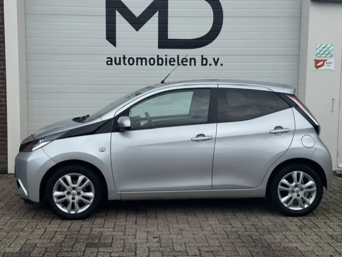 1.0 VVT-i x-joy - Cruise - Carplay - Navi - NAP