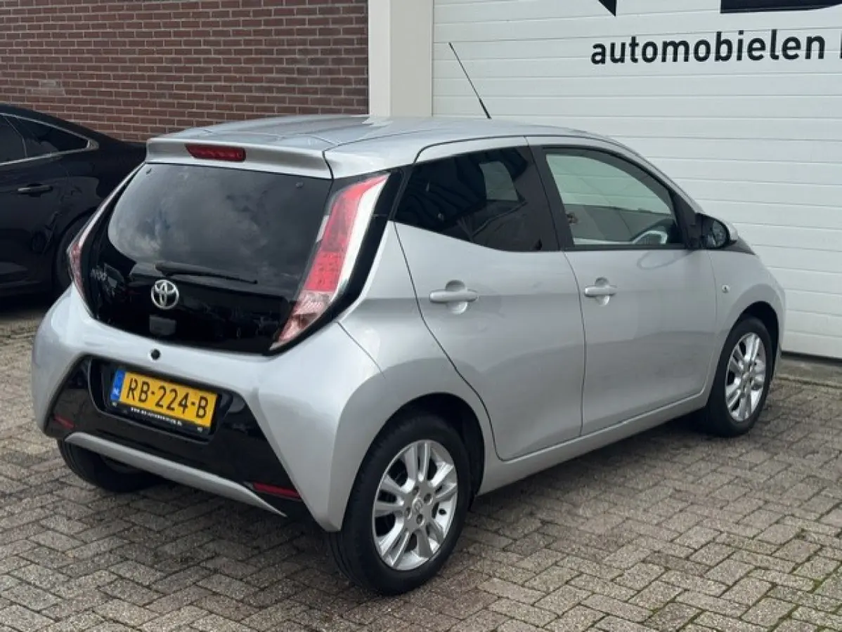 1.0 VVT-i x-joy - Cruise - Carplay - Navi - NAP