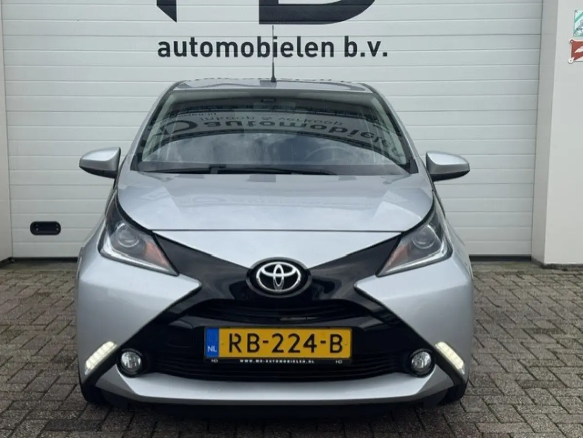 1.0 VVT-i x-joy - Cruise - Carplay - Navi - NAP
