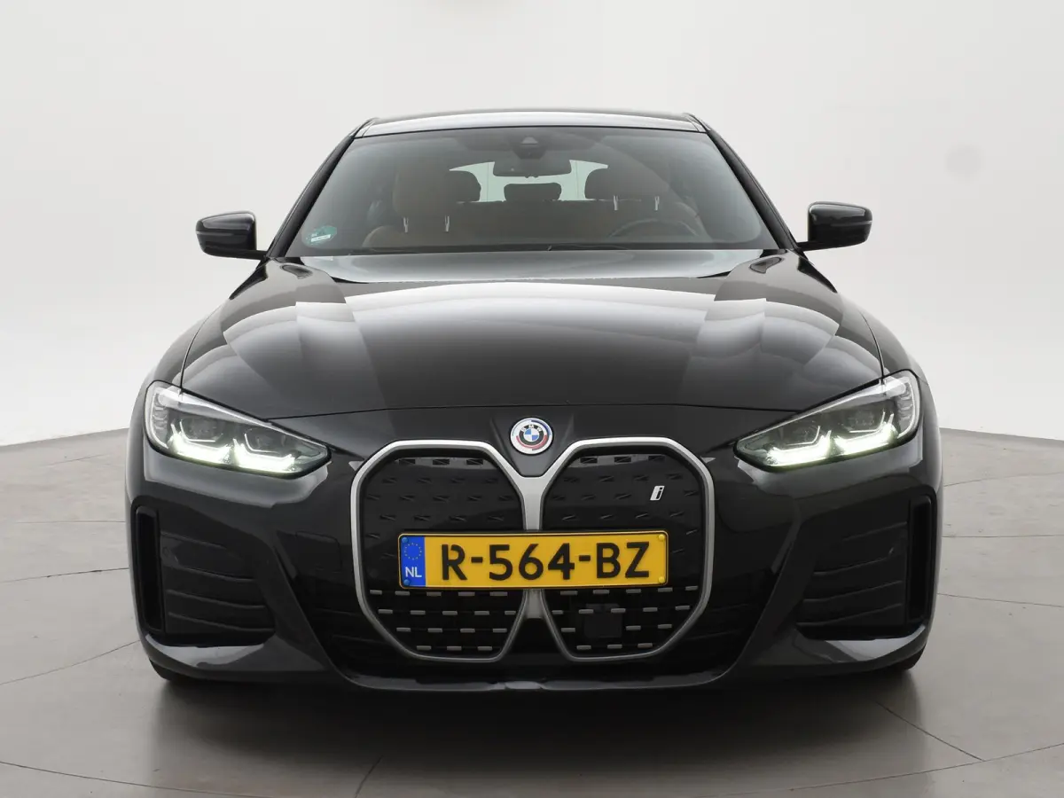 eDrive40 84 kWh M-SPORT + ADAPTIVE CRUISE | SFEERVERLICHTING | LEDER SPORTINTERIEUR