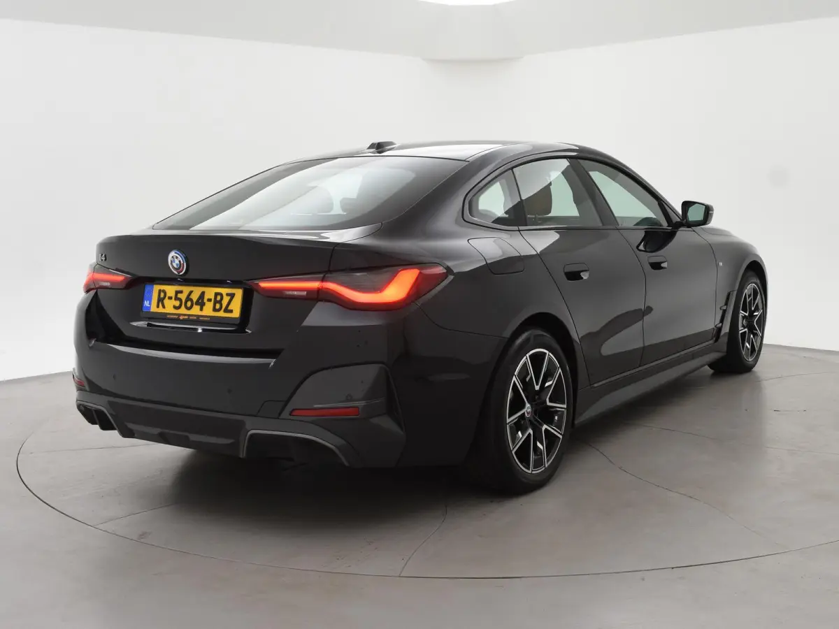 eDrive40 84 kWh M-SPORT + ADAPTIVE CRUISE | SFEERVERLICHTING | LEDER SPORTINTERIEUR