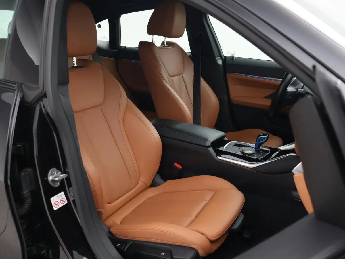 eDrive40 84 kWh M-SPORT + ADAPTIVE CRUISE | SFEERVERLICHTING | LEDER SPORTINTERIEUR