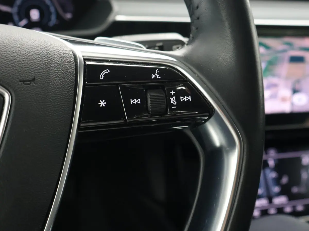 55 95 KWH 408 PK + 21 INCH | LEDER | ADAPTIVE CRUISE | LUCHTVERING | CARPLAY | CAMERA