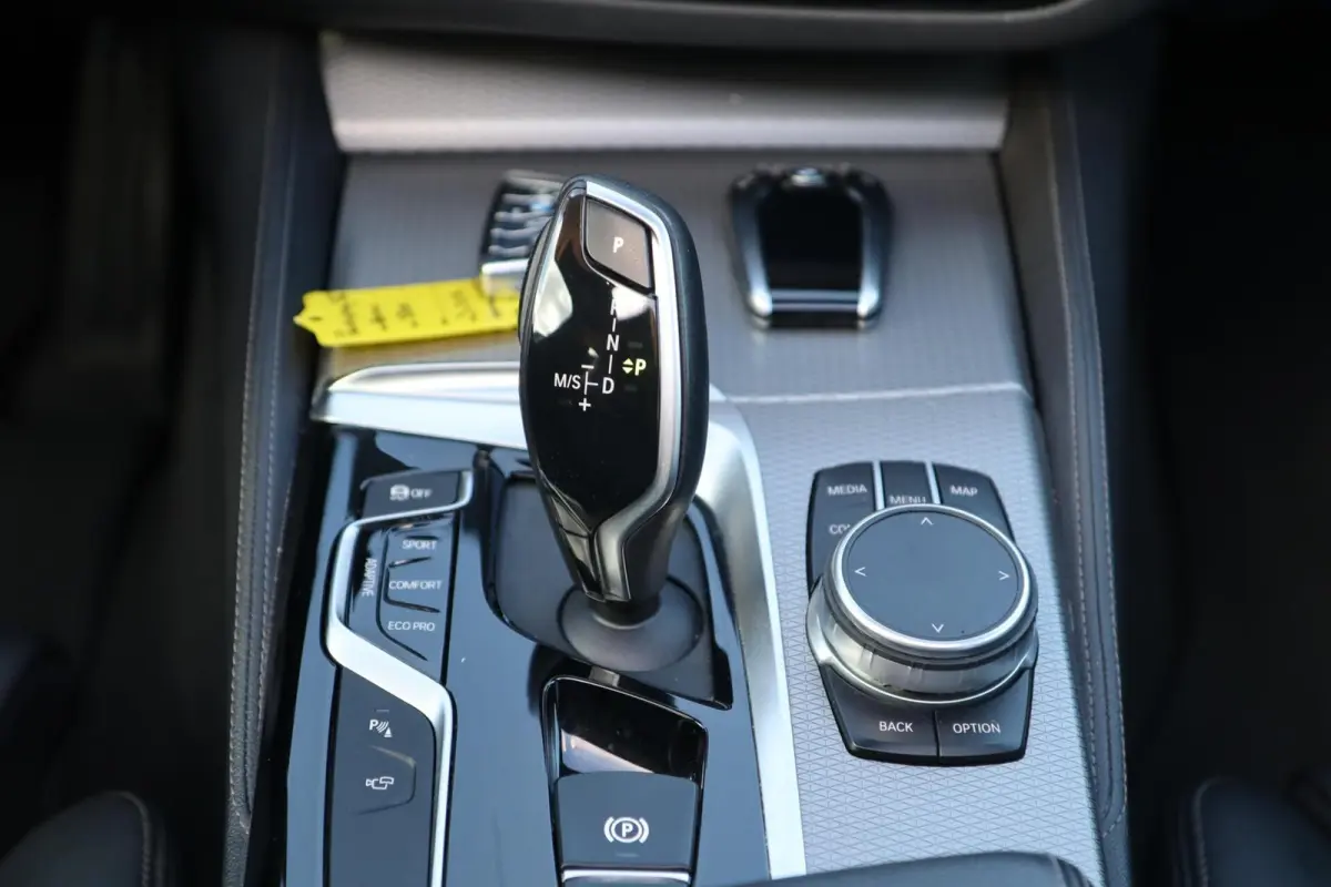530i xDrive High Executive | PANO | HUD | ACC | 360° | ACHTERASBESTURING | DISPLAY KEY