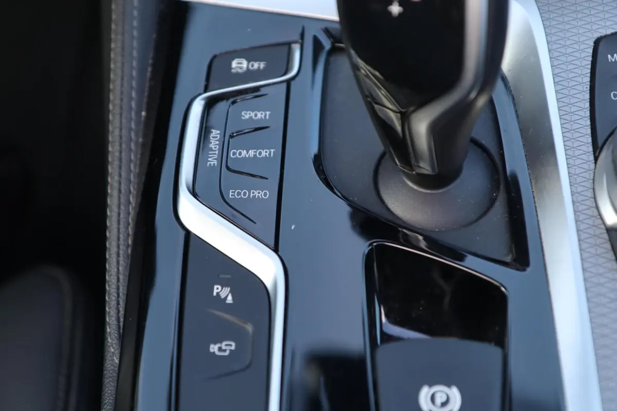 530i xDrive High Executive | PANO | HUD | ACC | 360° | ACHTERASBESTURING | DISPLAY KEY
