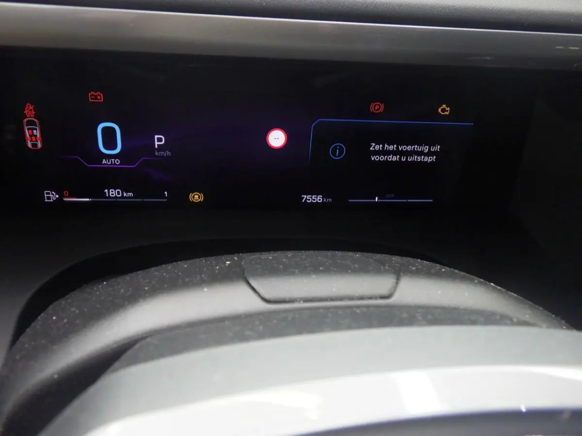 1.2 e-Hybrid First Edition | Tot 8 Jaar Garantie | Panoramadak | Elektrische Stoelverstelling | Elektrische Achterklep | Keyless | Camera | Stoel & Stuurverwarming |