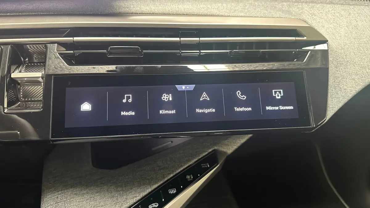 GT | Adaptieve cruise control met Stop&Go functie | Elektrische parkeerrem | Extra getinte achterste zijruiten en achterruit