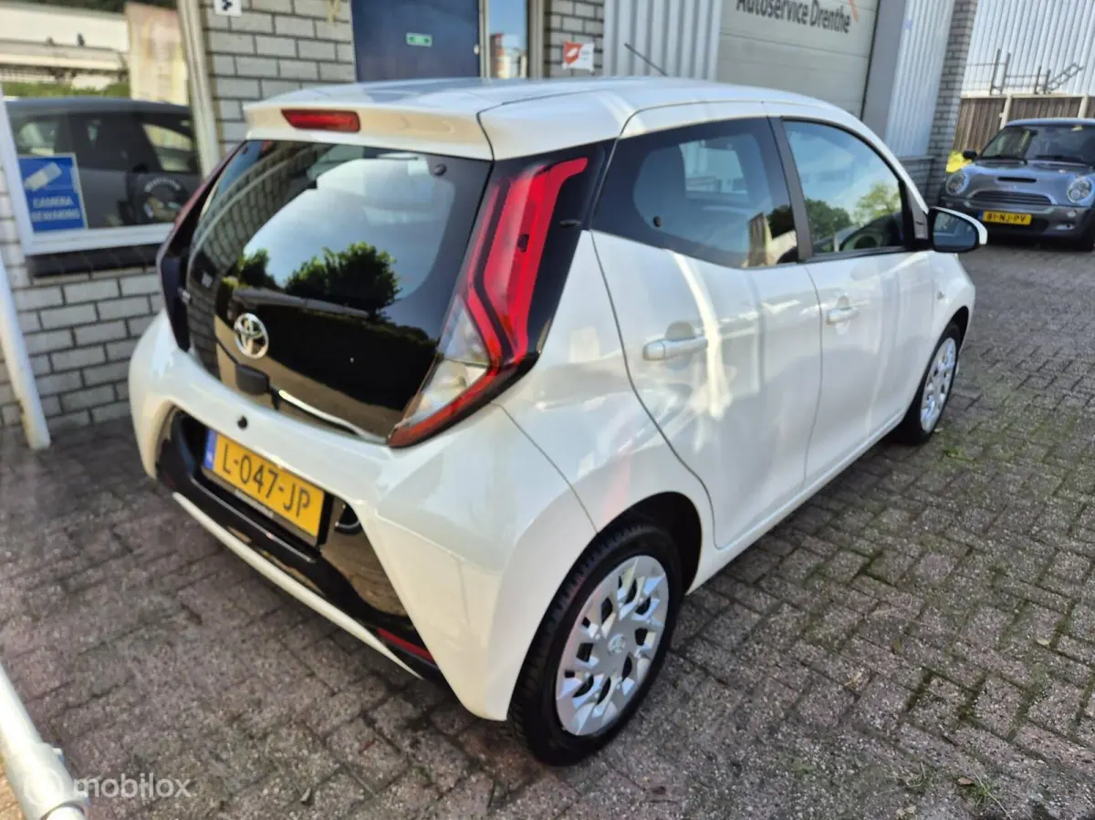 1.0 VVT-i 5drs Carplay/Camera/Cruise/Airco/LED!