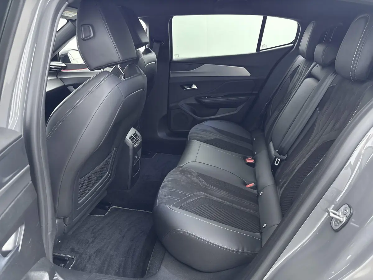1.6 HYbrid GT 180 EAT8 | AGR Comfortstoelen | Handsfree achterklep | Stuurverwarming | Matrix LED