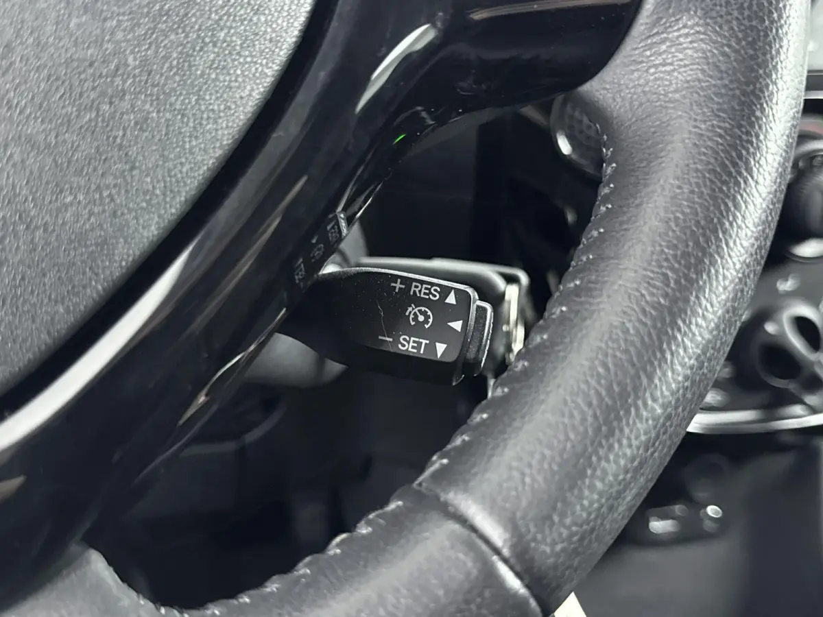 1.0 VTi Feel | Extra getinte ramen achter | Airco | Bluetooth | NL. auto |