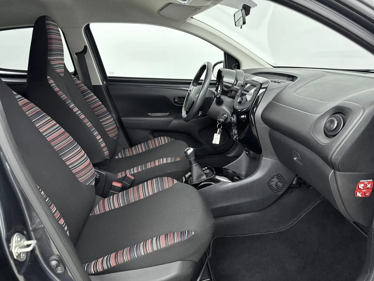 1.0 VTi Feel | Extra getinte ramen achter | Airco | Bluetooth | NL. auto |