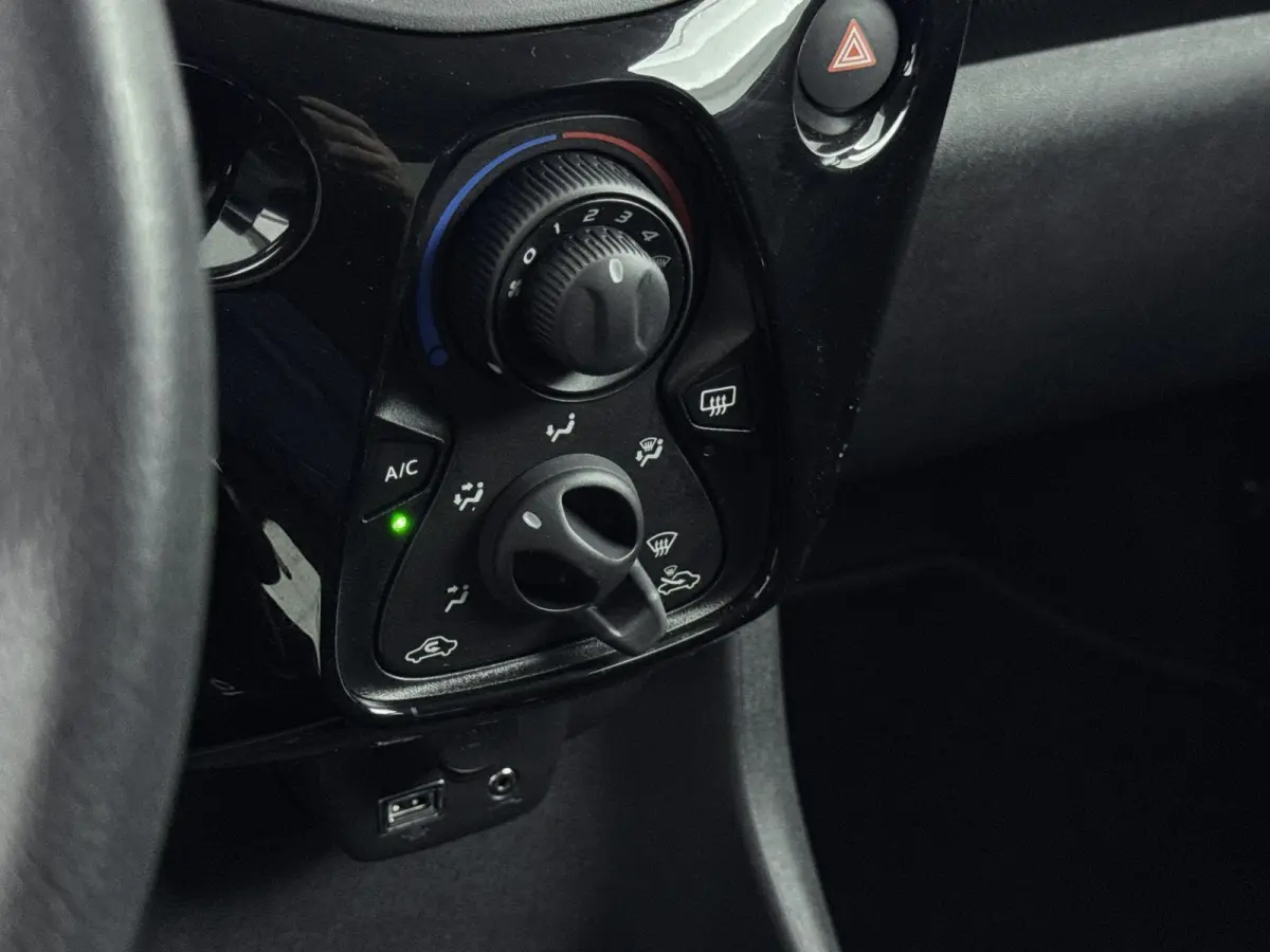1.0 VTi Feel | Extra getinte ramen achter | Airco | Bluetooth | NL. auto |