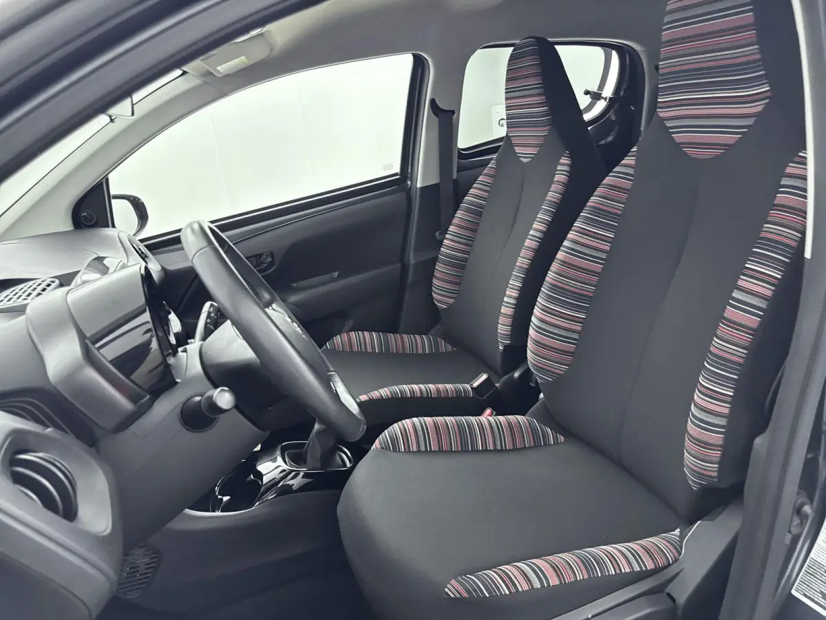 1.0 VTi Feel | Extra getinte ramen achter | Airco | Bluetooth | NL. auto |