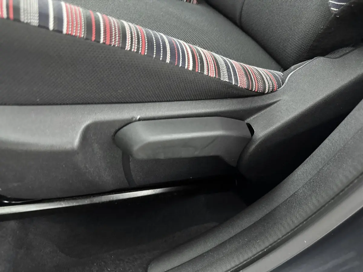 1.0 VTi Feel | Extra getinte ramen achter | Airco | Bluetooth | NL. auto |