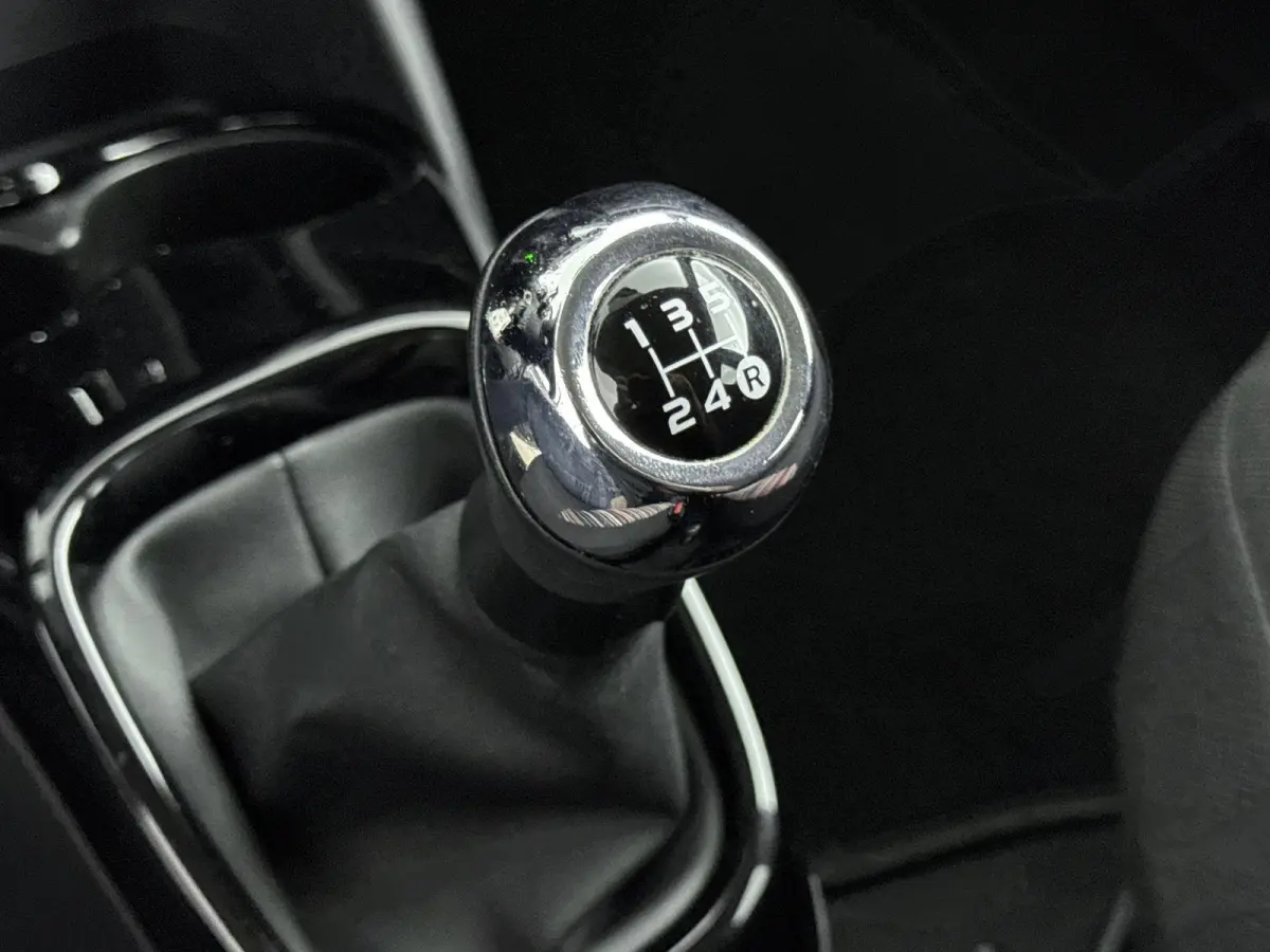1.0 VTi Feel | Extra getinte ramen achter | Airco | Bluetooth | NL. auto |